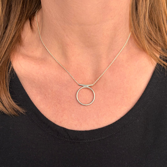 Balance Circle Line necklace in silver on woman's neck