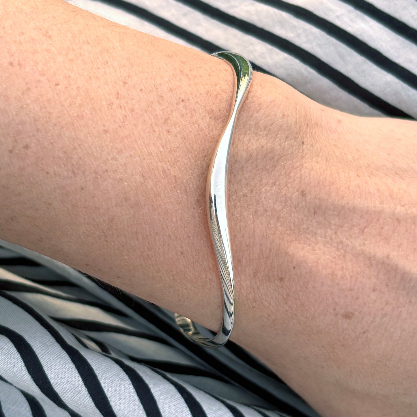 Ribbon | Wave Bangle Bracelet
