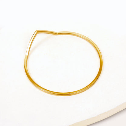 Gold bangle bracelet with triangle shaped V peak